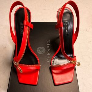 100% authentic worn once comes with box and dust bag size 40 Versace!